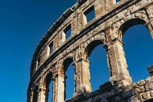 antico romano anfiteatro con blu cielo su il sfondo foto