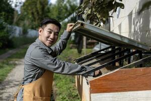 asiatico contadino è raccolta sua organici gratuito gamma gallina uova nel il mattina di il pollo coop per se stesso sufficiente e fattoria nel non in rete vivente e olistica agricoltura foto