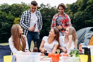 una compagnia di amici nel campeggio. concetto di amicizia foto