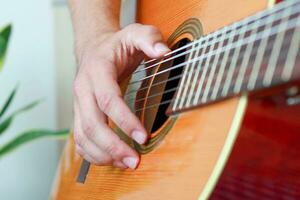 avvicinamento di giocando chitarra nel combattimento modalità foto