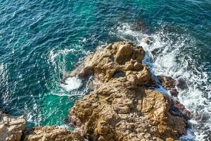 chiaro onde di mediterraneo mare colpire il rocce di marsiglia foto