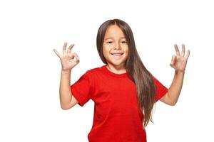 ragazza mostrando positivo cartello su naturale sfondo foto