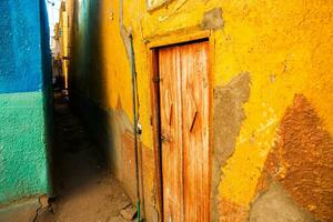 colorato esterno parete di un' nubiano Casa nel Egitto. tipico africano villaggio case facciata. medievale strada. foto