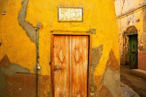 colorato esterno parete di un' nubiano Casa nel Egitto. tipico africano villaggio case facciata. medievale strada. foto