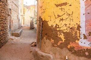 colorato esterno parete di un' nubiano Casa nel Egitto. tipico africano villaggio case facciata. medievale strada. foto