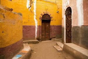 colorato esterno parete di un' nubiano Casa nel Egitto. tipico africano villaggio case facciata. medievale strada. foto
