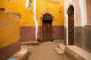 colorato esterno parete di un' nubiano Casa nel Egitto. tipico africano villaggio case facciata. medievale strada. foto