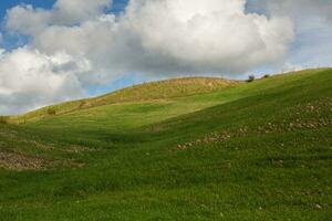 famoso Toscana paesaggio con curvo strada e cipresso, Italia, Europa. rurale azienda agricola, cipresso alberi, verde campo, luce del sole e nube. foto