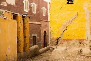 colorato esterno parete di un' nubiano Casa nel Egitto. tipico africano villaggio case facciata. medievale strada. foto