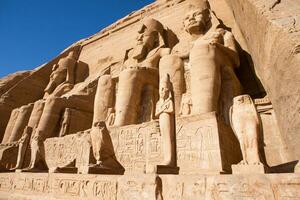 abu simbel tempio nel Egitto. colosso di il grande tempio di ramesse ii. Africa. foto