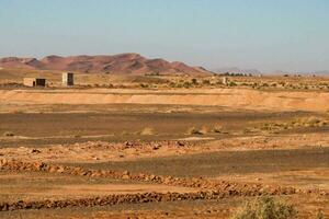 il deserto è vuoto e sterile con un' pochi edifici foto