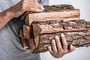 diverse legna da ardere nelle mani maschili, ritaglio dell'immagine foto