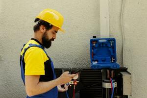 professionale lavoratore ordinazione nuovo interno parti per malfunzionamento aria condizionatore dopo finitura revisione. concesso in licenza tecnico addetto alla manutenzione incaricato di cliente per Guarda in linea per HVAC sistema sostituzione componenti foto