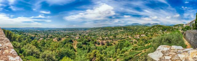 panoramico Visualizza nel il cittadina di saint-paul-de-vence, riparo d'azzurro, Francia foto