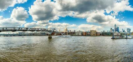 Visualizza di fiume Tamigi e millennio ponte, Londra, Inghilterra, UK foto