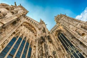 guglie e statue su il Gotico Cattedrale di Milano, Italia foto