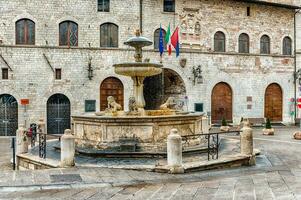 Fontana di tre leoni, punto di riferimento nel assisi, Italia foto