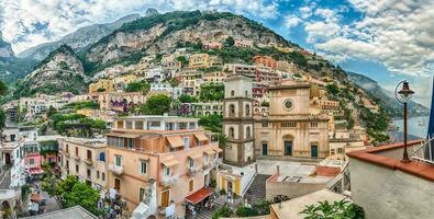 Chiesa di Santa maria assunta, iconico punto di riferimento nel Positano, Italia foto