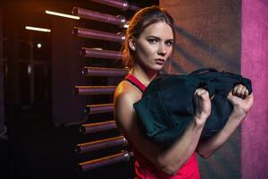 giovane bellissimo donna in posa nel un' Palestra vestito. foto