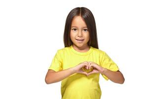 poco ragazza con sua mani nel a forma di cuore foto