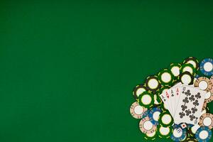 poker. bandiera modello disposizione modello per in linea casinò. verde tavolo, superiore Visualizza su posto di lavoro. foto