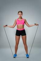 pieno lunghezza Immagine di un' bella fitness donna fare esercizio con foto