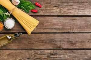 pasta e ingredienti su di legno sfondo con copia spazio. superiore Visualizza. vegetariano cibo, salutare o cucinando concetto. foto