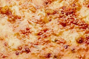 avvicinamento di rosolato formaggio Crosta su Pizza bolognese con carne macinata e pomodoro salsa foto