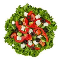 greco insalata con fresco la verdura, feta formaggio, olive, lattuga isolato su bianca foto