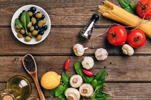 italiano cibo ingredienti per il preparazione pasta su di legno sfondo foto