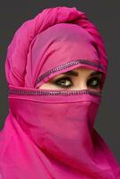 avvicinamento tiro di un' giovane affascinante donna indossare il rosa hijab decorato con paillettes. Arabo stile. foto