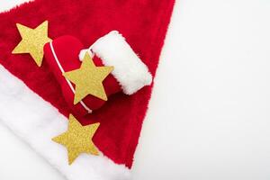 Santa Claus rosso cappello, Babbo Natale stivale e oro stella isolato su bianca sfondo. Natale sfondo. foto