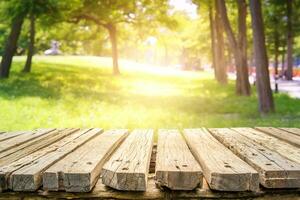vuoto di legno pavimento per Schermo, pubblicizzare, e promuovere montaggio Prodotto con foresta sfondo, e luce del sole. foto
