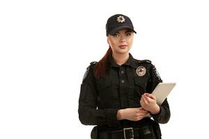 avvicinamento ritratto di un' femmina polizia ufficiale è in posa per il telecamera isolato su bianca sfondo. foto