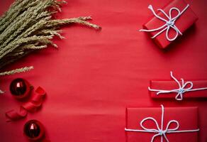 Natale regalo scatola composizione su un' rosso sfondo. piatto posare superiore Visualizza copia spazio foto