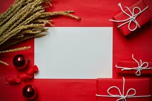 Natale regalo scatola composizione su un' rosso sfondo. piatto posare superiore Visualizza copia spazio foto