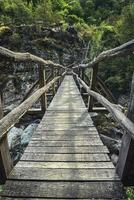 bellissimo di legno fatti a mano ponte nel il ecopata bianca fiume, vicino kalofer, Bulgaria. natura preservazione mentre dando persone accesso è il obiettivo. foto