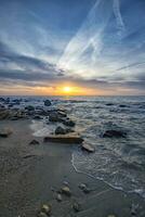 superbo mare paesaggio con colorato tramonto o Alba. verticale Visualizza foto