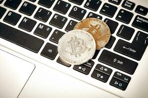 moneta crypto moneta bitcoin bugie su il tastiera sfondo tema oro scambio piramide per i soldi dovuto per salire o autunno scambio Vota vicino su foto