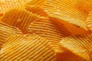 macro di bellissimo ondulato giallo patatine fritte sotto il di sole raggi foto