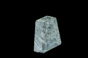 macro pietra serpentinite minerale su nero sfondo foto