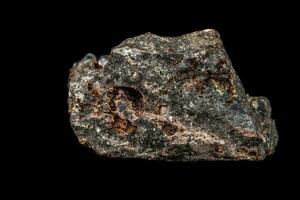 macro ialite minerale pietra su un' nero sfondo foto