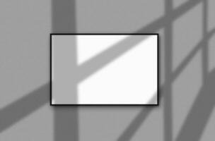 uno grande, bianca vuoto bandiera per il tuo testo o immagini sospeso su un' grigio parete con ombre a partire dal il finestra su esso. modello. avvicinamento. foto