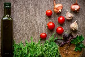 fresco biologico ingredienti per salsa fabbricazione spinaci, pomodori, germogli, basilico, oliva olio su rustico sfondo, superiore Visualizza. foto