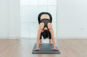 bellissimo giovane donna praticante yoga a casa. yoga asana. foto