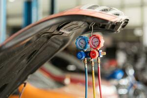 auto meccanico Lavorando nel auto riparazione negozio, ispezionando il operazione di il macchine aria condizionatore e refrigerante. foto