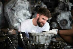 uomini riparazione auto motore nel auto riparazione negozio, selettivo messa a fuoco. foto