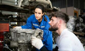 Due uomini riparazione auto motore nel auto riparazione negozio, selettivo messa a fuoco. foto