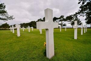 il bianca croci nel il erba a il americano cimitero foto