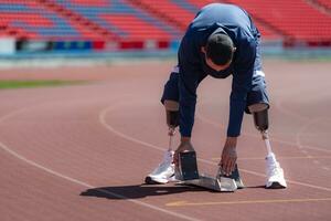 Disabilitato atleti preparare nel di partenza posizione pronto per correre su stadio traccia foto